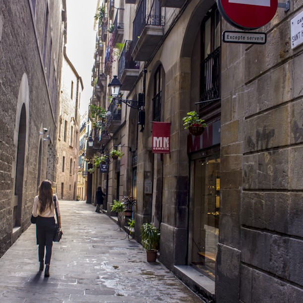 walking in el barra gothic