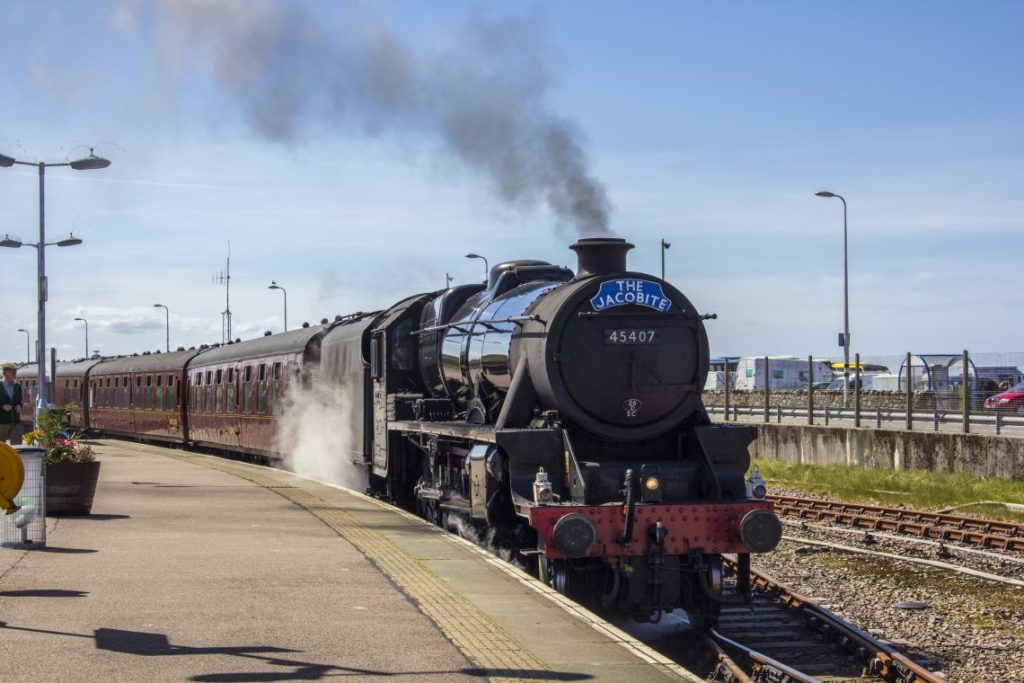 Hogwarts Express - Train Approaching Body Showing and steam