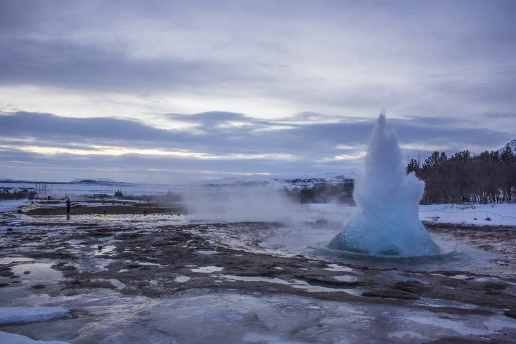 geysir golden cirlce solo female travel icelend winter roadtrip