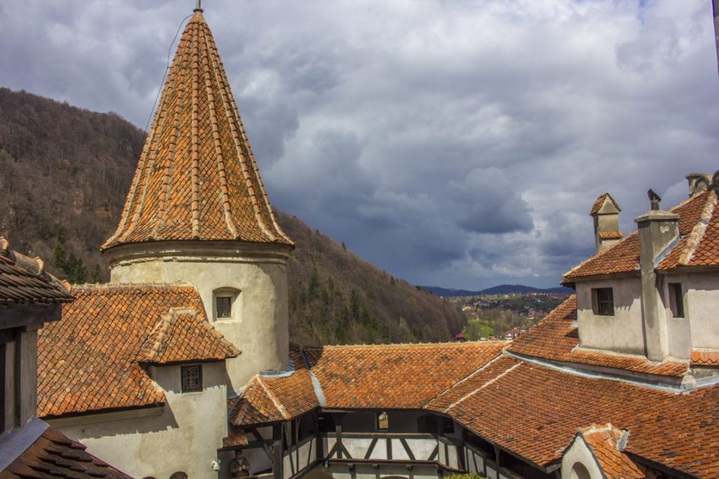 bran-castle-visiting-draculas-castle-bran-castle-rasnov-fortress-tour