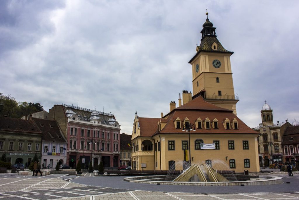 brasov-square-romania-visiting-draculas-castle-bran-castle-rasnov-fortress-tour