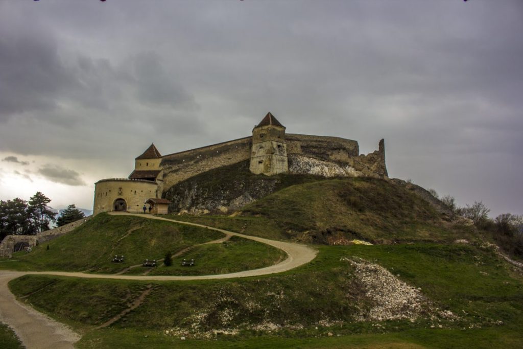 rasnov-fortress-romania-visiting-draculas-castle-bran-castle-rasnov-fortress-tour